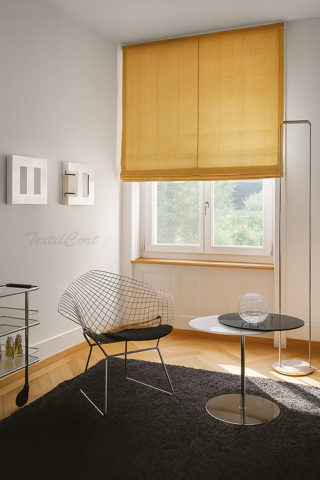 Estor ocre translúcido en ambiente moderno minimalista Salón moderno de estilo minimalista con estor recto en color ocre cálido translúcido