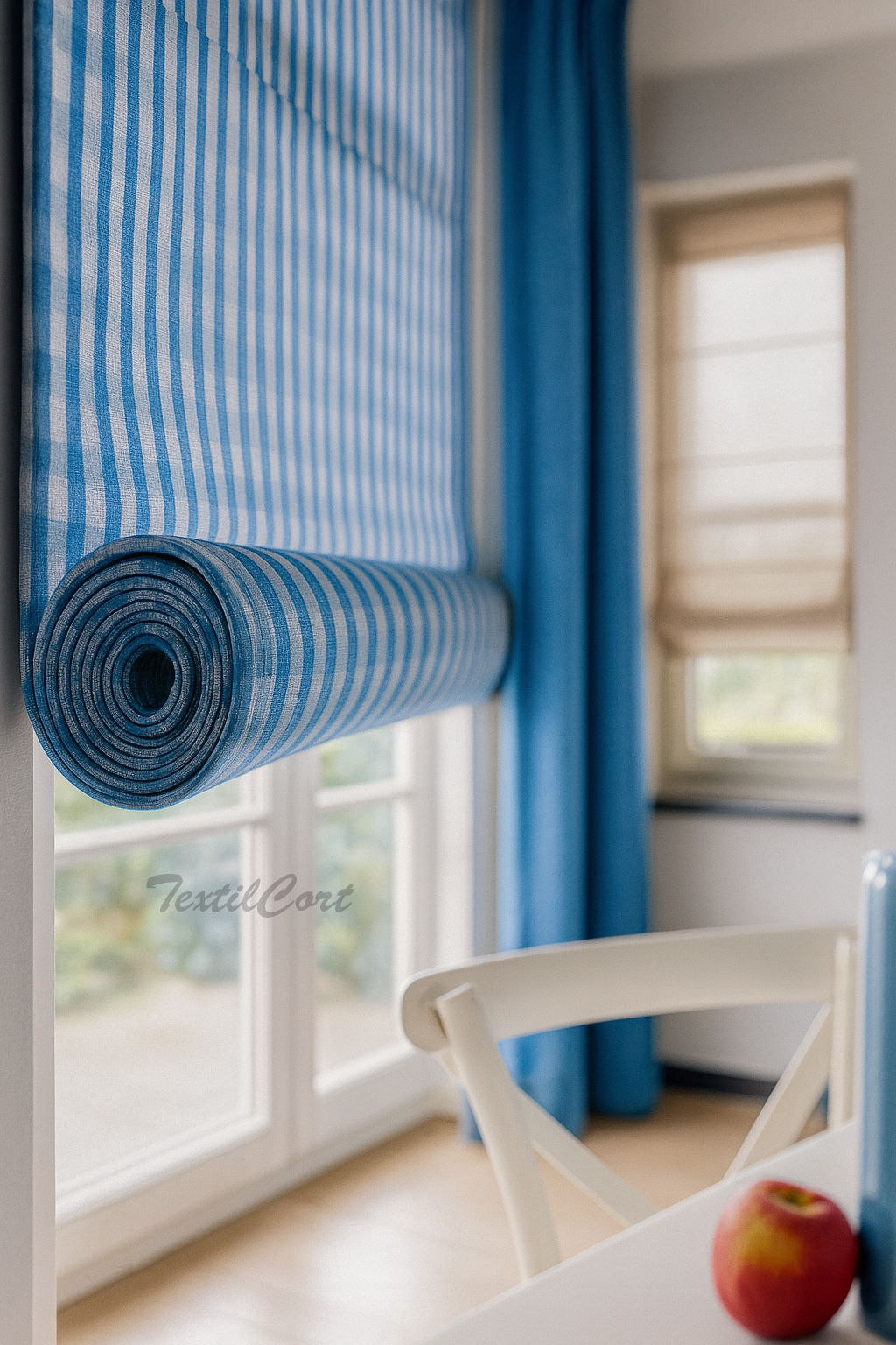 Estores Enrollables Listados Azul y Blanco Detalle de estor enrollable listado azul y blanco en cocina con cortinas a juego y decoración coastal
