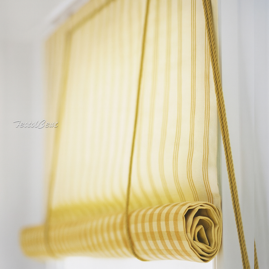 Estor de Rayas Verticales en Amarillo Mostaza Detalle de estor rayado en tonos amarillo mostaza con remate de cuadros
