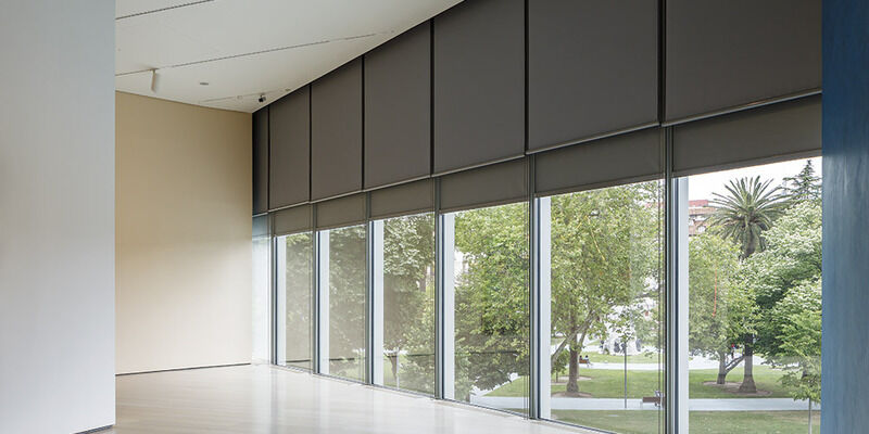 Estores enrollables Mermet 10 - TextilCort Foto de ambiente de cortinas estores enrollables de Mermet 10
