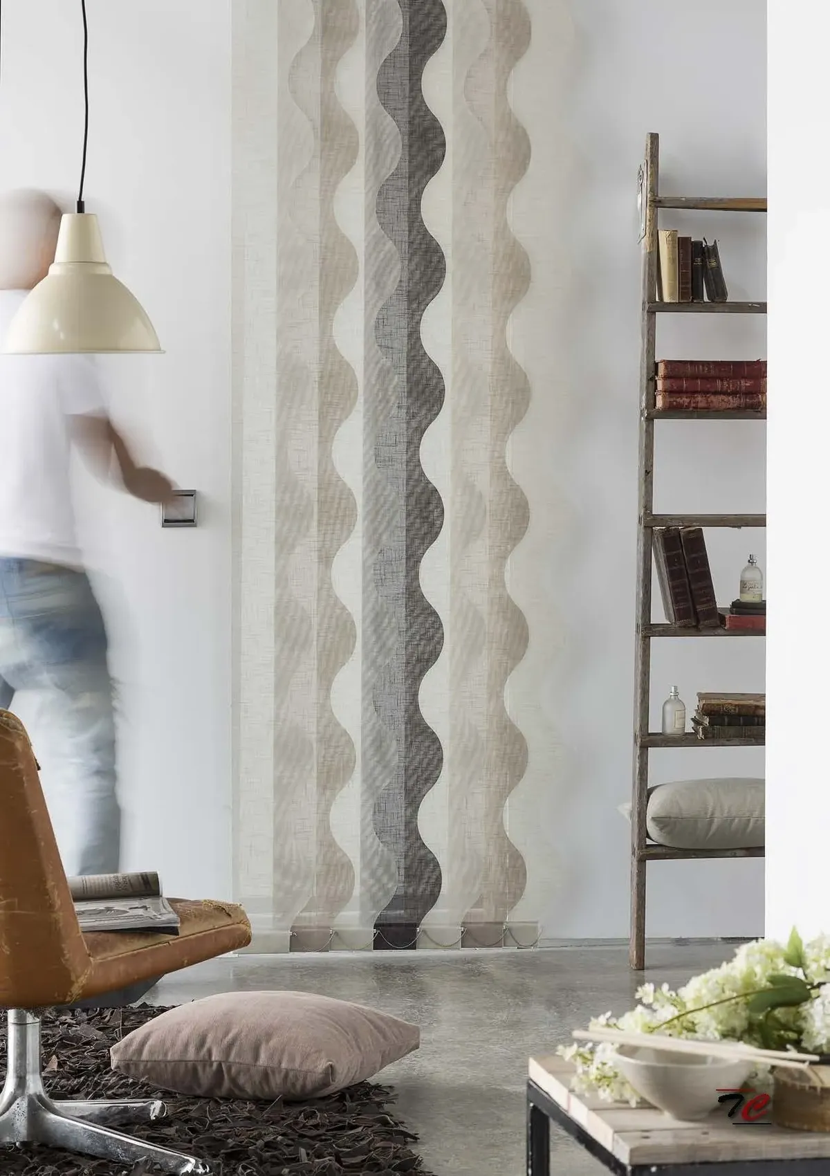 Cortina vertical decorativa bicolor con forma ondulada