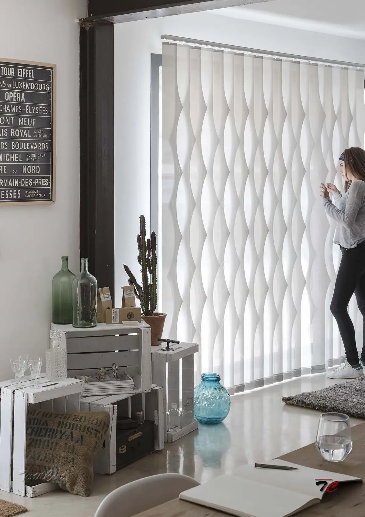 Cortina vertical con forma decorativa blanca en salón