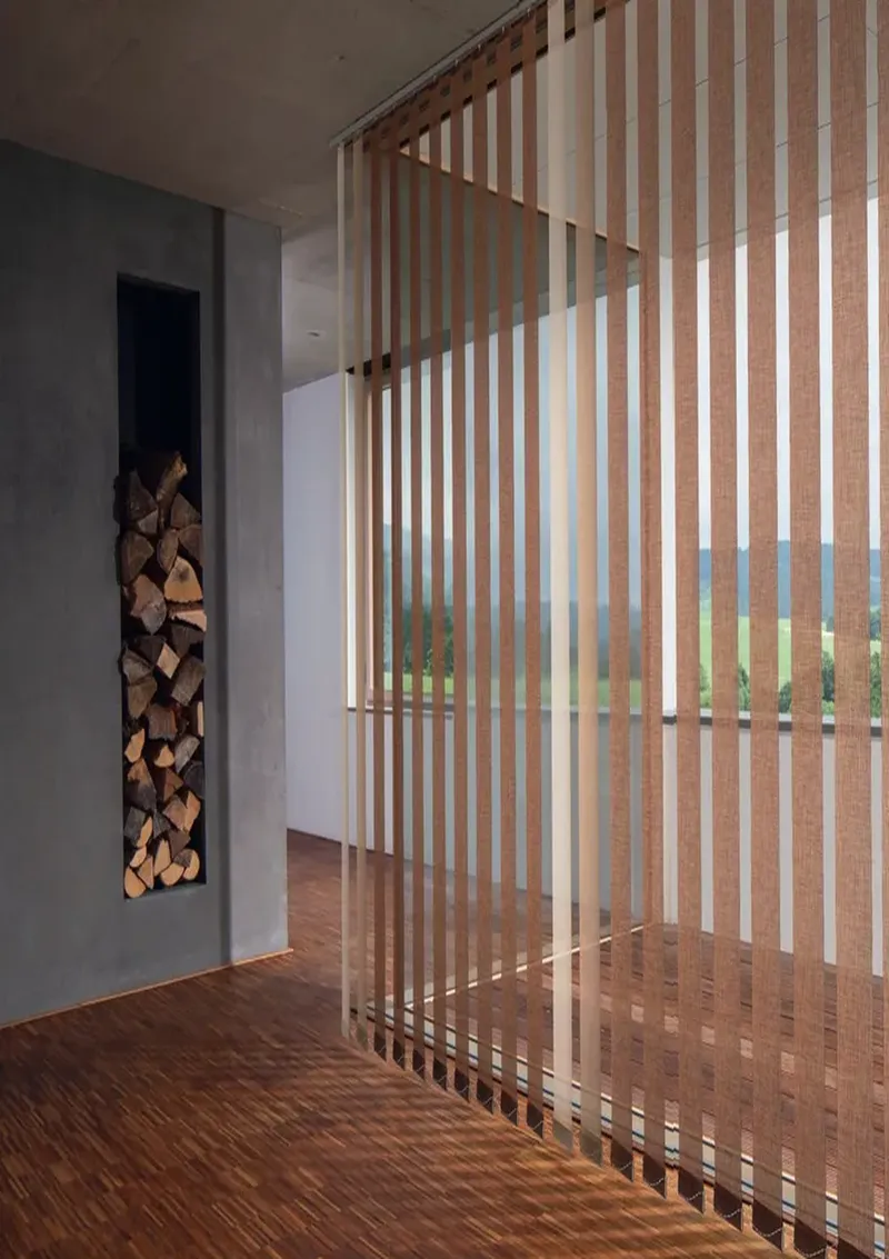 Cortina vertical decorativa bicolor en tonos suaves