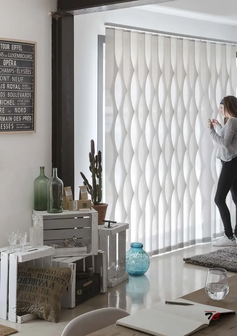 Cortina vertical con forma decorativa blanca en salón