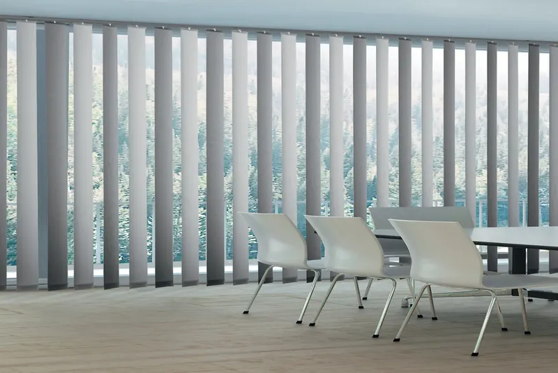 Cortina vertical opaca decorativa bicolor en sala de juntas