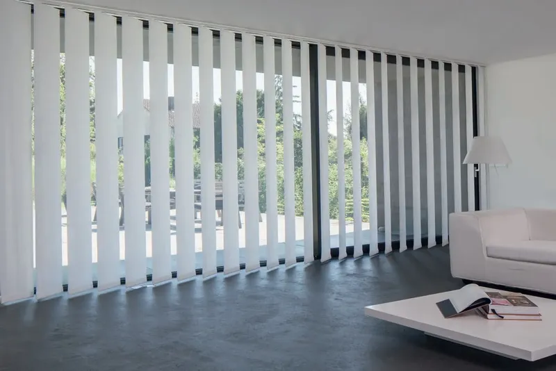Cortina vertical traslúcida decorativa blanca salon moderno