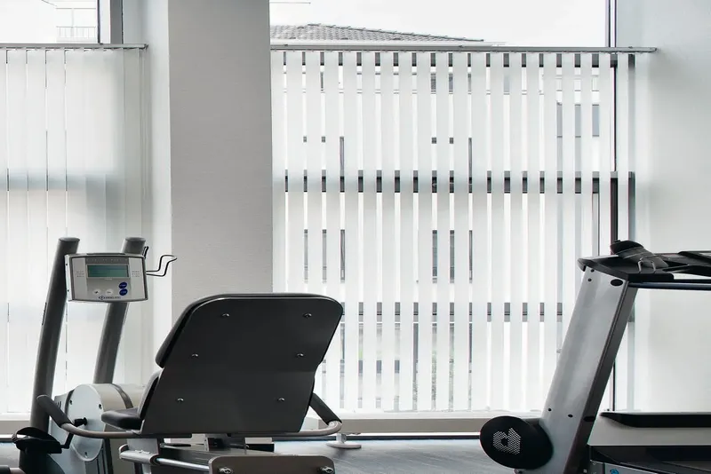 Cortina vertical traslúcida decorativa gimnasio moderno