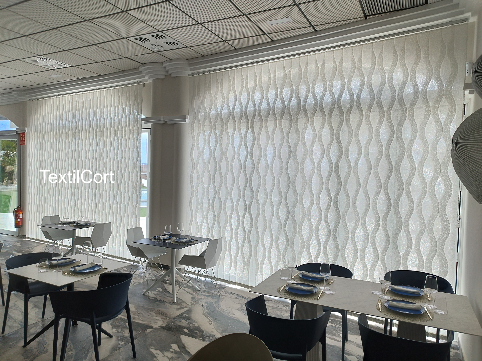 foto cortinas verticales onduladas